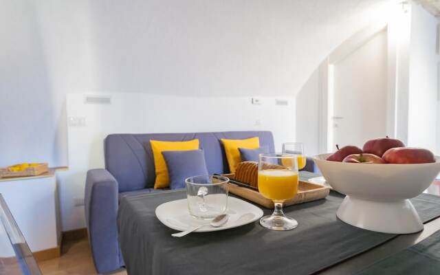 Pozzo Vertical Apartment With Garden and Parking