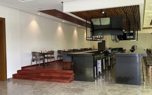 Star Land Hotel Bastos