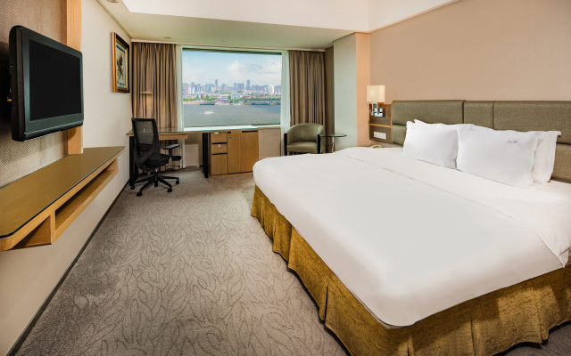 Holiday Inn Riverside Wuhan by IHG