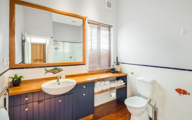 Pristine 2-bed waterfront, Karaka Bays