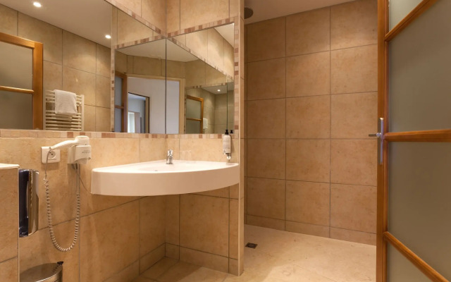 B&B HOTEL Nîmes Ville Active