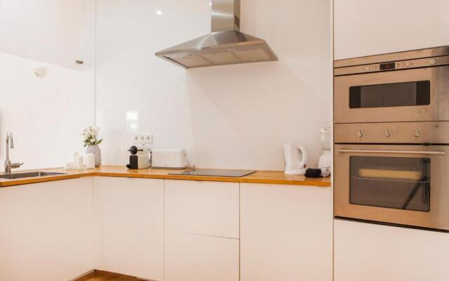 Cozy 1st Floor Flat Central Chiado District With Balconies and AC 19th Century building
