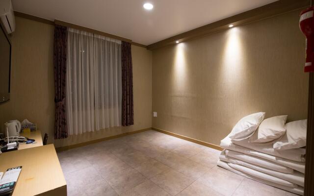 Sunrise Hill Tourist Hotel