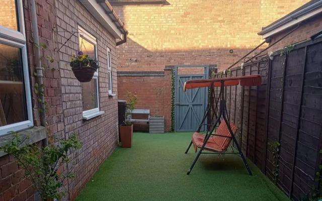 Beach Apartment - Sleeps 4, Garden & Parking