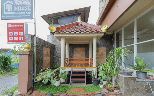 RedDoorz Syariah near Universitas Jember