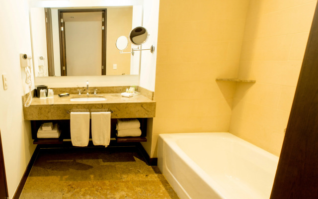 Holiday Inn Bogota Airport by IHG