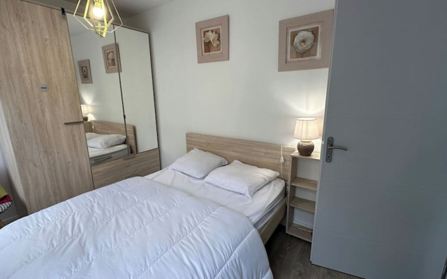 2-bedroom Revamped Flat in Auvergne