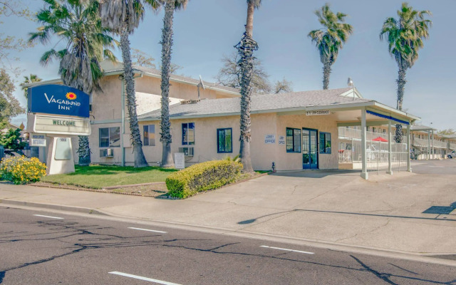 Bridgeway Inn & Suites