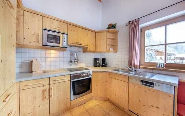 Cozy Chalet with Sauna near Königsleiten