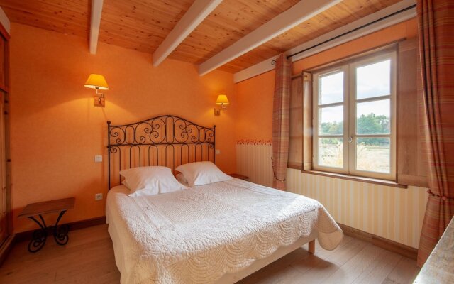 Fine Holiday Home in the Surroundings of Vitry-aux-loges Near Large Swimming Lake