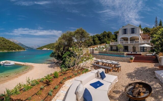 Beachfront Villa Feodora Grande