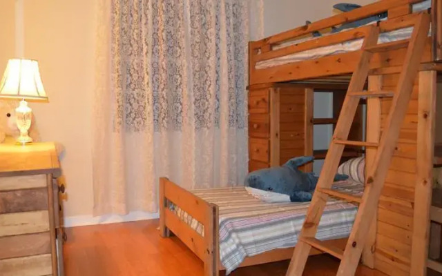 Four-Bedroom House near Universal