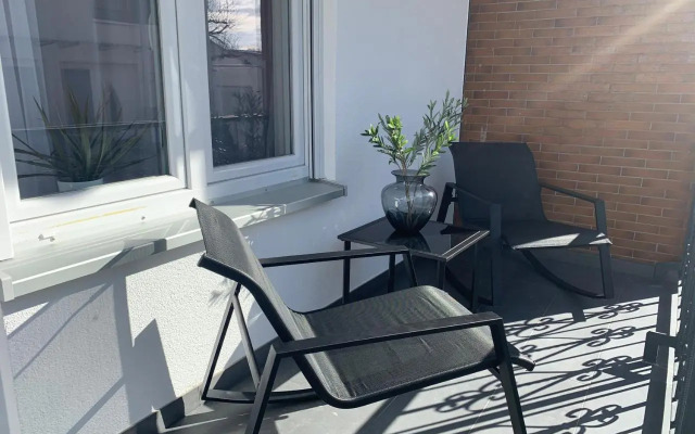 Prime Host Balcony Apartment