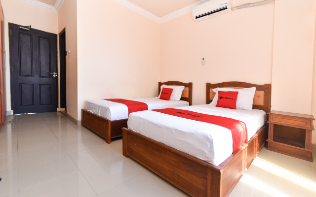 RedDoorz Premium near El Tari International Airport