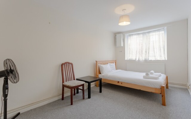 Spacious 2 Bedroom House in Bow