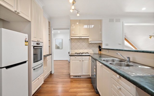 Spacious 4-bed House With Garden in Doncaster