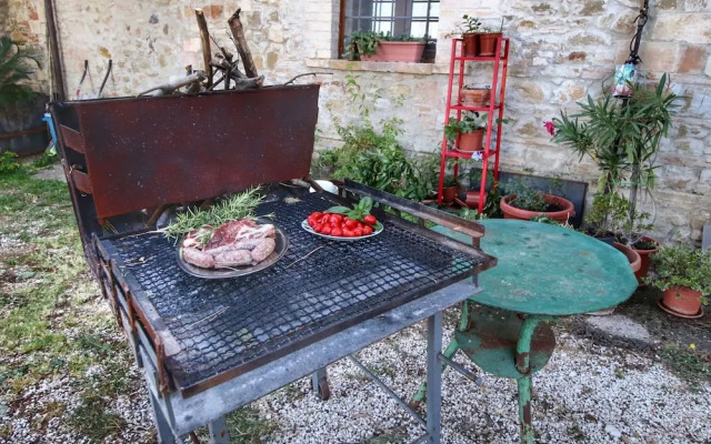 Splendid Farmhouse in Gualdo Cattaneo with Hot Tub