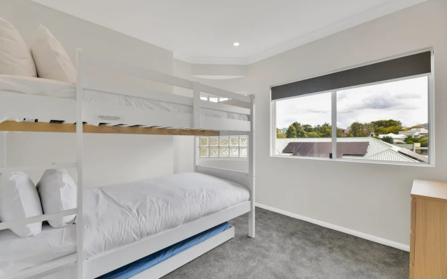 Tranquil 3-bed Unit With Lush Garden Views – Guest Rooms – Brisbane