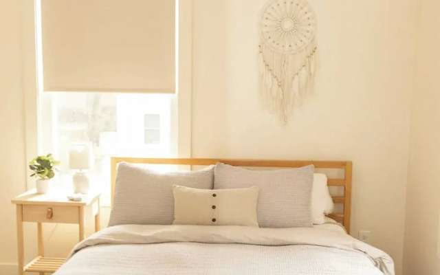 Plum Perfect Hideaway by Avantstay Near Downtown