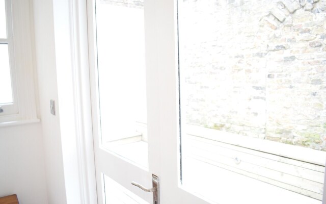 Stylish 2 Bedroom Apartment With Terrace