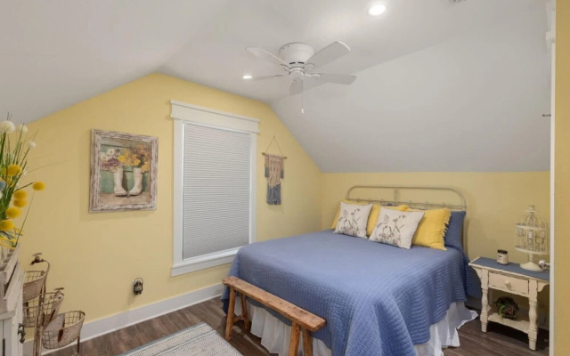 Upscale Charming Island Cottage