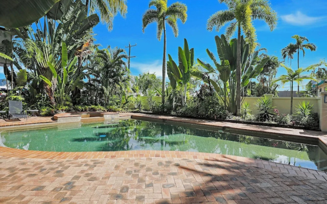 Unique Tropic Escape 444