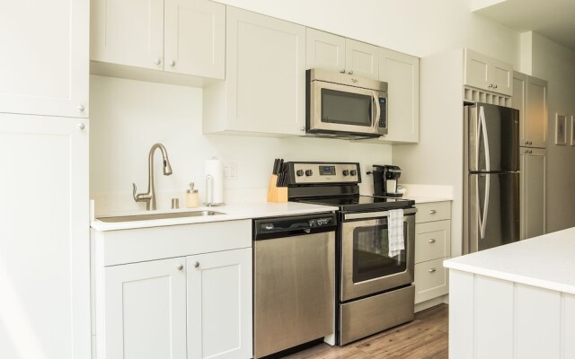 Centrally Located 1 BR and 2 BR Apts with Balcony by Frontdesk