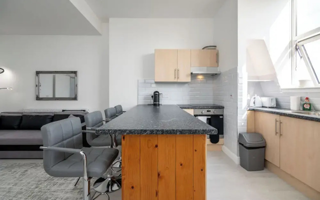 Cozy 2-Bedroom Flat in West London