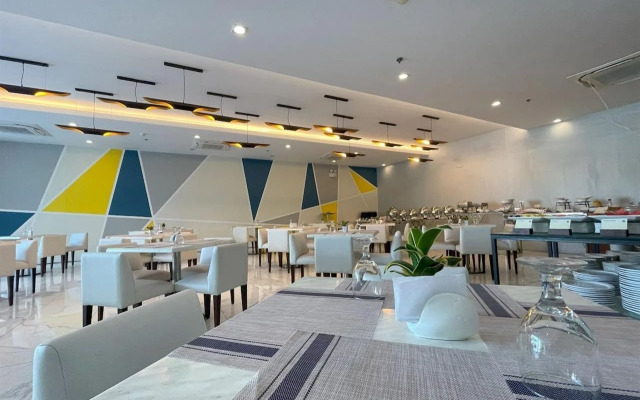 The Golden Peak Hotel & Suites powered by Cocotel