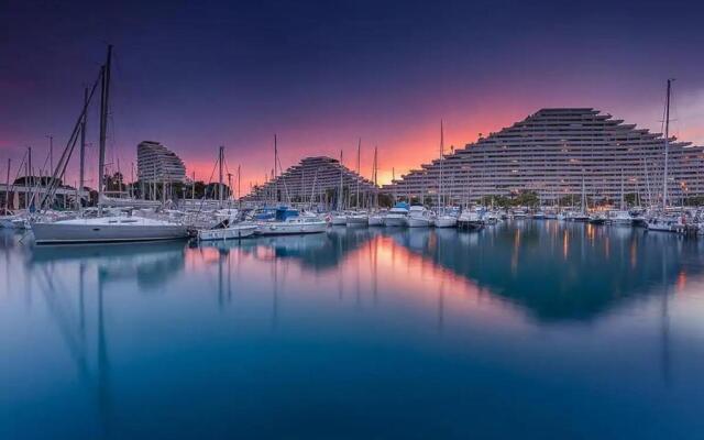 Côte d'Azur joli studio 50m plage, climatisation , parking.