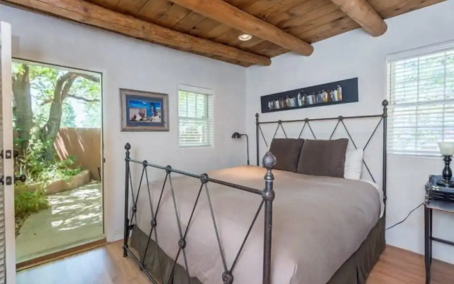 La Luz - Luxurious East Side Adobe With Hot Tub and Kiva Fireplace, Walk Everywhere