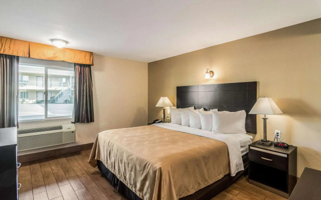 Quality Inn & Suites near Downtown Bakersfield