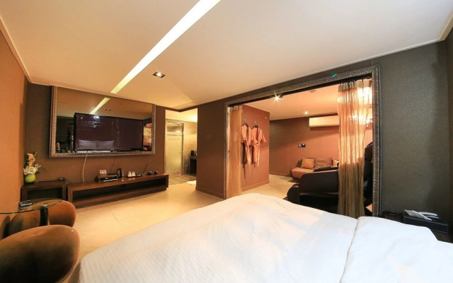 IMT 1 Hotel Wolgot