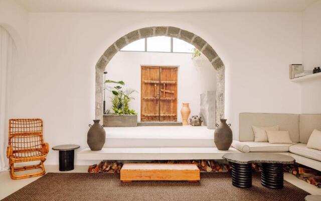 White Exclusive Suite & Villas