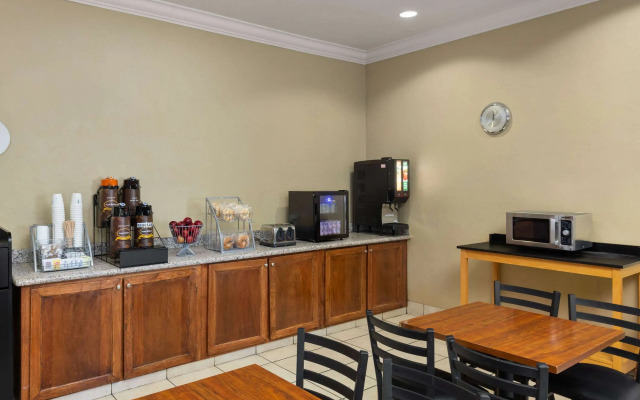 Super 8 by Wyndham Roseburg