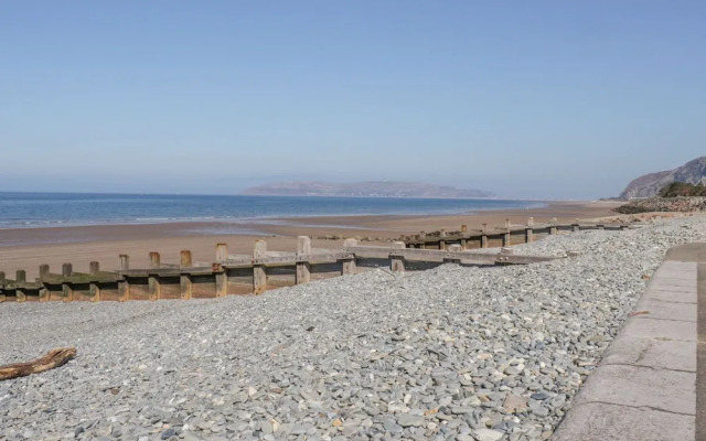 2 Hwyrfryn Stables