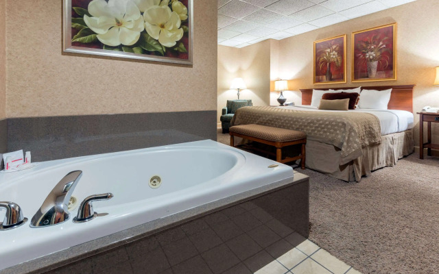 Ramada Hotel & Convention Center by Wyndham Topeka Downtown