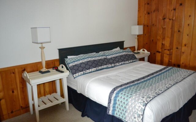 Buzz's Lakeside Inn