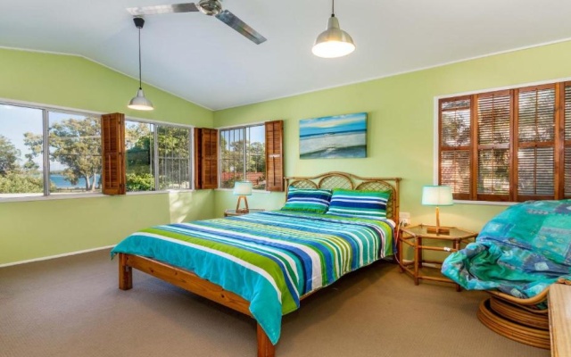 Bribie Beach House, Waterfront directly across the road - Solander Esp, Banksia Beach – Guest Rooms – Banksia Beach