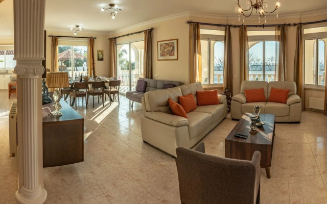 Komissa Villa
