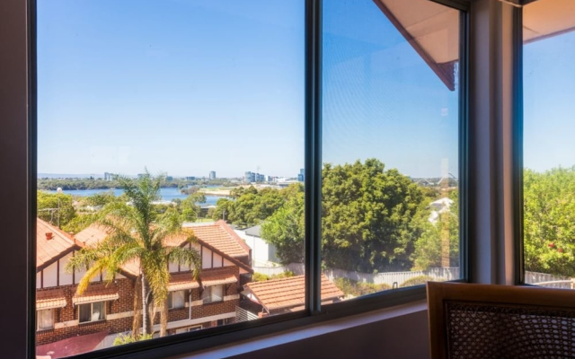 Character 3 Bedroom Home With Pool and Balcony, Maylands