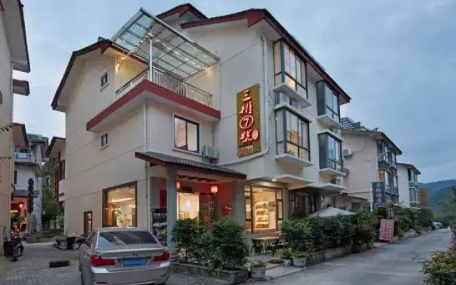 Row 3 No. 7 Hostel