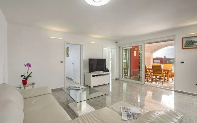Apartment Ayni With Private Pool