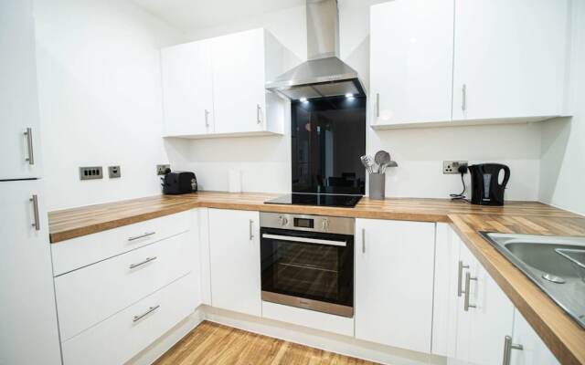 Large And Modern 2 Bedroom Flat With City Views