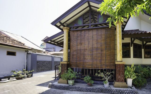 OYO 1642 Penginapan Anggrek Syariah 2