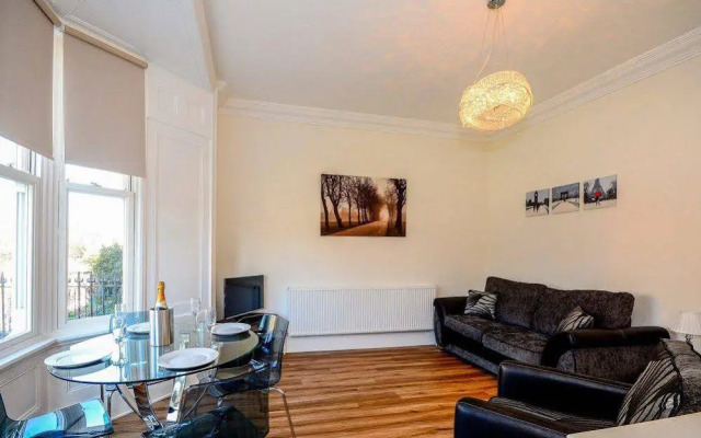 Flat 2 Bluebridge Court - Cliffords Reach
