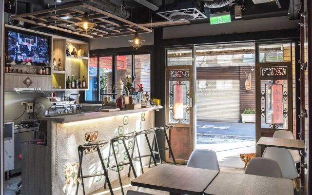 Old Door Hostel & Bar