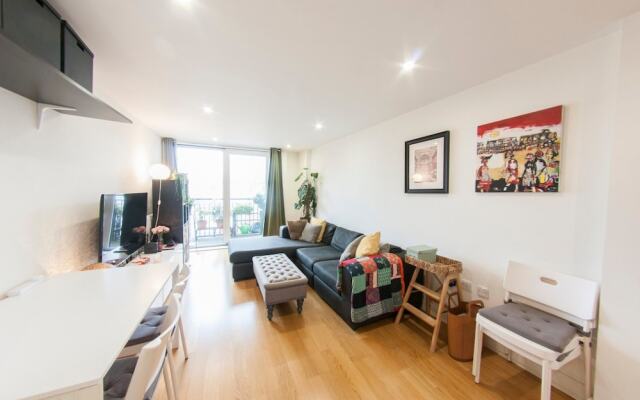 Quiet, Spacious 1BR Hackney Central Flat for 3
