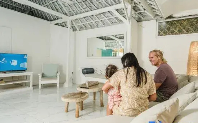 Modern 3BR Villa, 4min to Double Six Beach + Pool