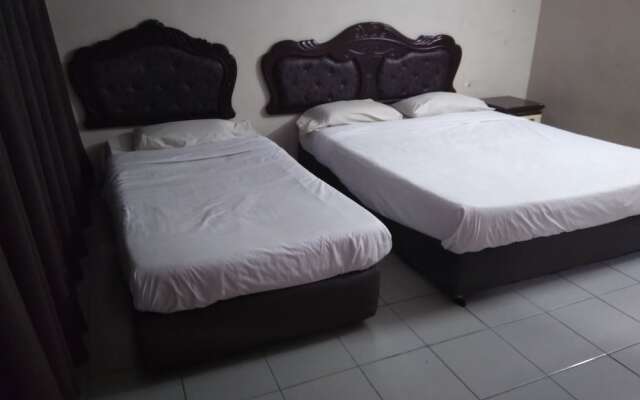 OYO 90376 Centre Point Hotel